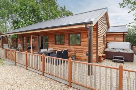 BUTTERFLY LODGE, pet friendly, with hot tub in Thorpe-On-The-Hill