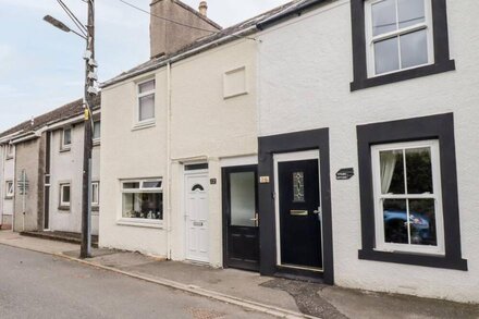 STORY COTTAGE, romantic, with a garden in Wigtown