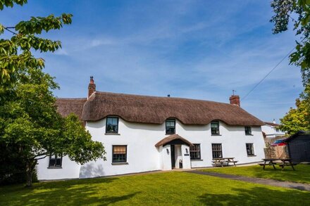 Poyers Thatched Farmhouse with Hot Tub