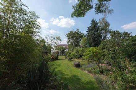 Lovely cottage & garden.  5 min drive from Paultons Park, home of Peppa Pig