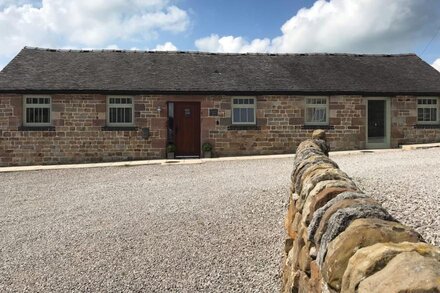 2 Bed Stylish Peak District Barn Conversion Alton Towers Polar Bears