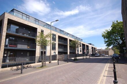 PARKING & LIFT ACCESS - A beautiful, modern central apartment.