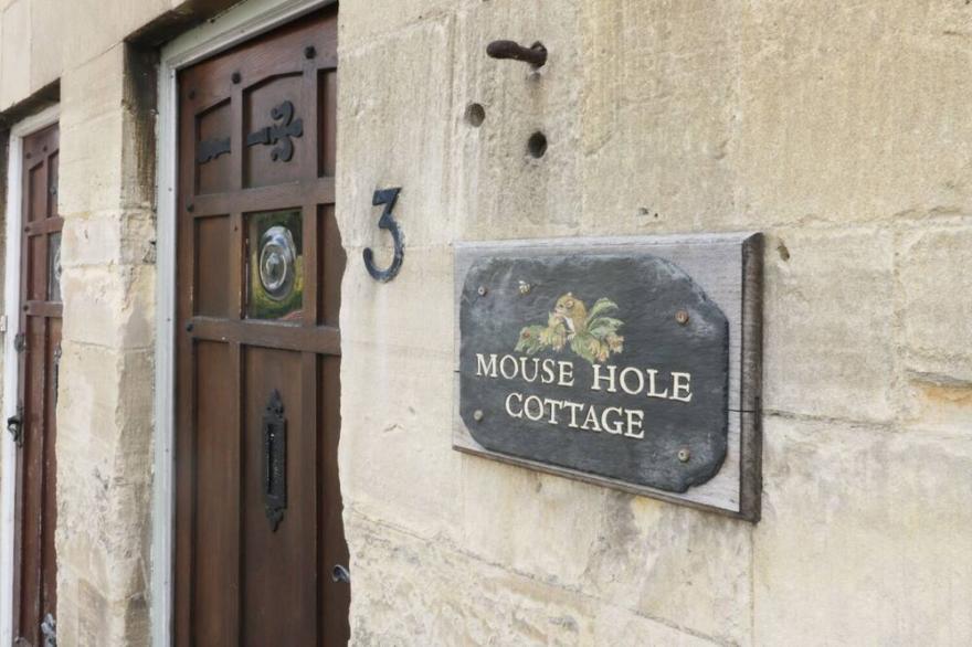 MOUSE HOLE COTTAGE, pet friendly, with open fire in Winchcombe