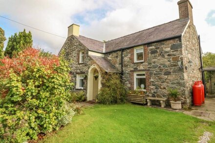 PLAS MAWR, family friendly, character holiday cottage in Groeslon