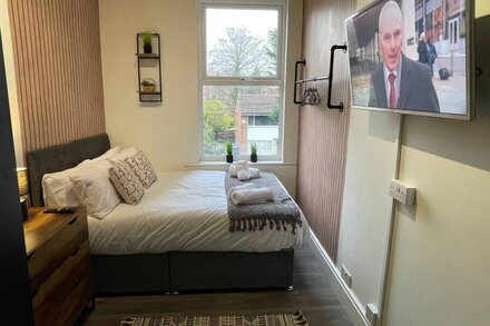 New & Vibrant Studio - Central Location - Sleeps 2