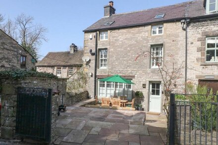 BROOKHOUSE, pet friendly, with open fire in Castleton, Peak District