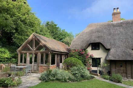 UNDER ACRE COTTAGE, family friendly in Winterborne Whitechurch