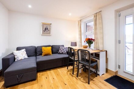 Three Tuns Apartments - Sycamore  - sleeps 2 guests  in 1 bedroom