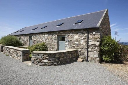 5* 3 bedroom stone cottage configured for upside down living