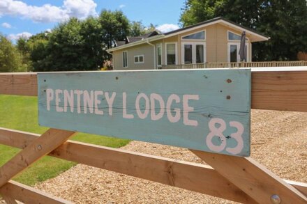 PENTNEY LODGE, pet friendly, with a garden in Middleton, Norfolk