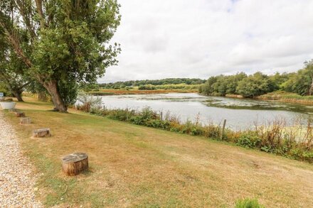 BUDDLEIA COTTAGE, country holiday cottage in Seaview