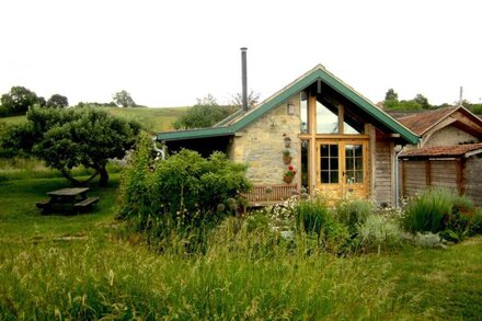 OLD CARY COTTAGE, pet friendly, character holiday cottage in Langport