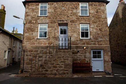 Maranatha - Central St Ives - Sleeps 8 - Parking - Pet Friendly