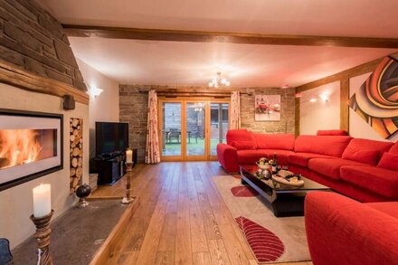 Ysgubor y Dderwen - Four Bedroom House, Sleeps 8