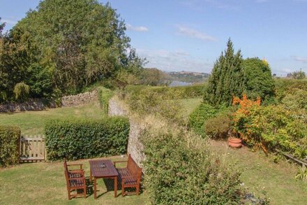 LINNEY COTTAGE, pet friendly, with a garden in Dittisham