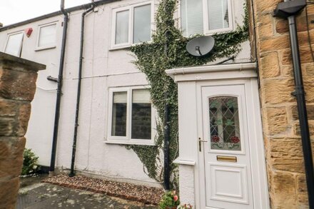 SWAINBY COTTAGE, pet friendly, character holiday cottage in Swainby