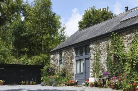 THE STONE BARN COTTAGE, pet friendly, with open fire in Holne