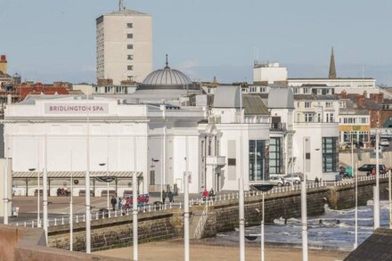 SANDY SHORE, pet friendly, character holiday cottage in Bridlington