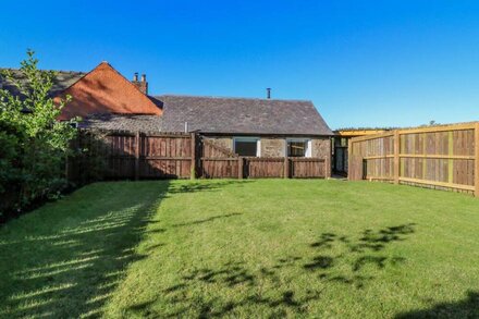 LINDSAY COTTAGE, pet friendly, with open fire in Northmuir