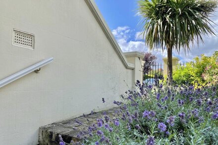 Charming, light, and bright lower ground floor apartment in Walmer