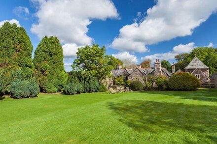 GREAT BIDLAKE MANOR, pet friendly in Bridestowe, Nr Lydford