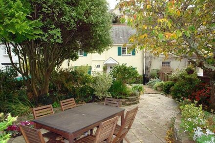 CHERRY TREE COTTAGE, pet friendly, with a garden in Noss Mayo