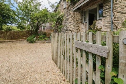 STERT MILL, pet friendly, character holiday cottage in Diptford