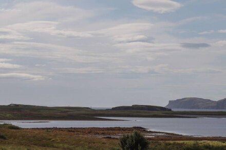 SHEPHERDS HUT, romantic, character holiday cottage in Dunvegan