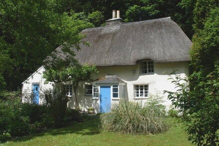 LEW QUARRY COTTAGE, family friendly, with open fire in Lewdown