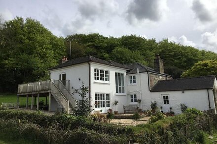 RIBBY FARMHOUSE, family friendly, character holiday cottage in Lerryn