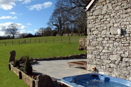 BUTTERDON BARN, pet friendly, with hot tub in Moretonhampstead