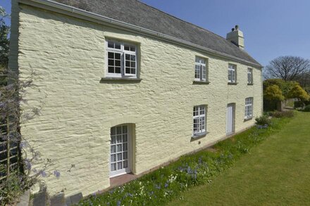 TREGONHAWKE FARMHOUSE, pet friendly, with open fire in Millbrook