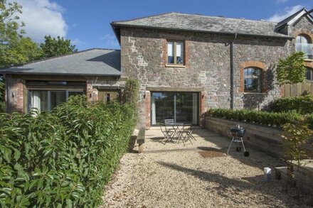 GARDENERS COTTAGE, pet friendly, luxury holiday cottage in Talaton