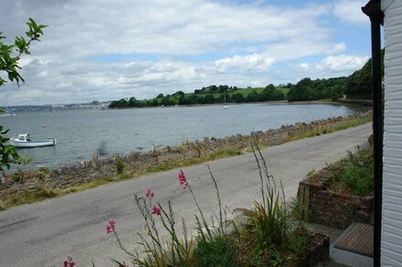 LAKESIDE, pet friendly, luxury holiday cottage in Millbrook