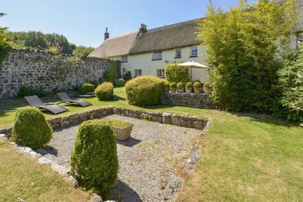 MICHAELMAS COTTAGE, pet friendly, with a garden in Drewsteignton