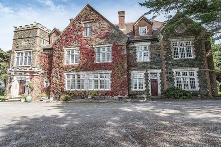 ALSTON HALL, pet friendly, with pool in Battisborough Cross