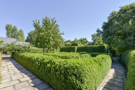 THE OLD PARLOUR, pet friendly, with a garden in Sampford Courtenay