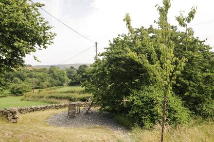 LANE HEAD, pet friendly, with a garden in Cartmel