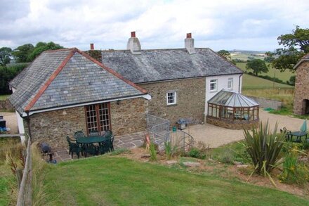 EAST BICKLEIGH, pet friendly, character holiday cottage in Halwell