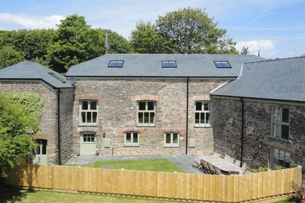 MILL BARN, pet friendly, luxury holiday cottage in Woolston, Devon