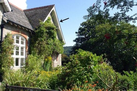 THE OLD SCHOOL HOUSE, pet friendly, with a garden in Lustleigh