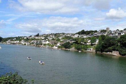 JUNKET STUDIO, pet friendly, luxury holiday cottage in Noss Mayo