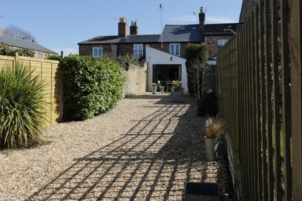 MAY COTTAGE, pet friendly, character holiday cottage in Broadway