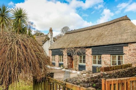 MEADOW THATCH, pet friendly, with a garden in Cockington