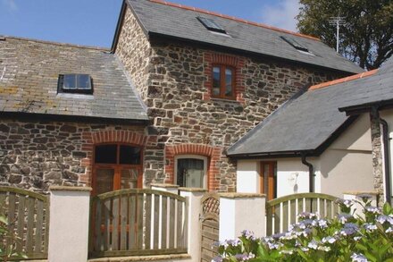 SALTWIND GRANARY, romantic, luxury holiday cottage in Clovelly