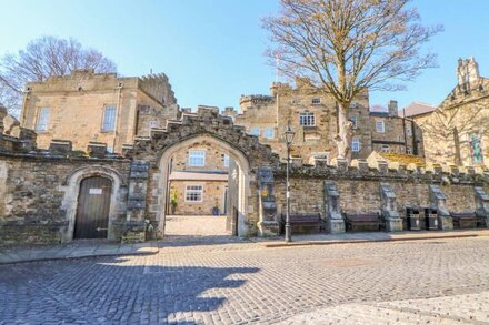 COSY CAVE STANHOPE CASTLE, pet friendly, with hot tub in Stanhope