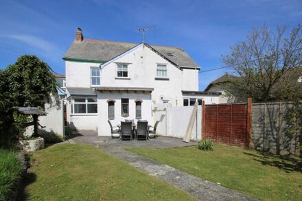 Attractive spacious 5 bedroom house in the heart of Rock