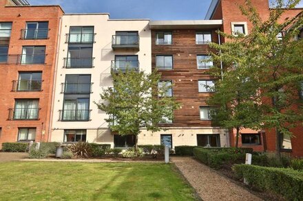 City Centre Luxurious Executive 2 or 4 Bed Apartment, Fast WiFi & Secure Parking