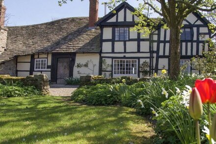 THE OLD BARN, pet friendly, character holiday cottage in Eardisley