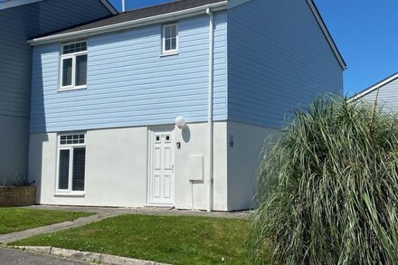 STYLISH, CONTEMPORARY, SPACIOUS, NEWLY REFURBED 4 bed, 3 bath house near Newquay